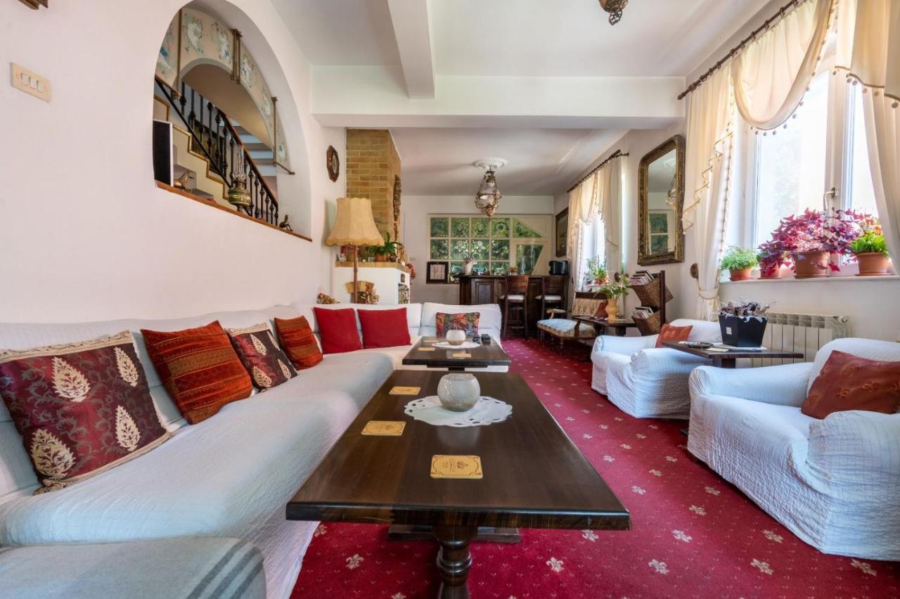 Hotel Villa-hotel Escala 4*